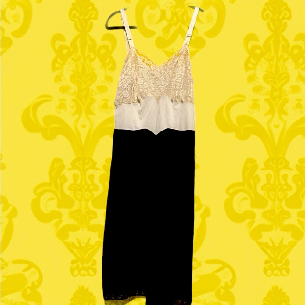 VINTAGE 1950's TWO TONE SLIP BLACK AND WHITE